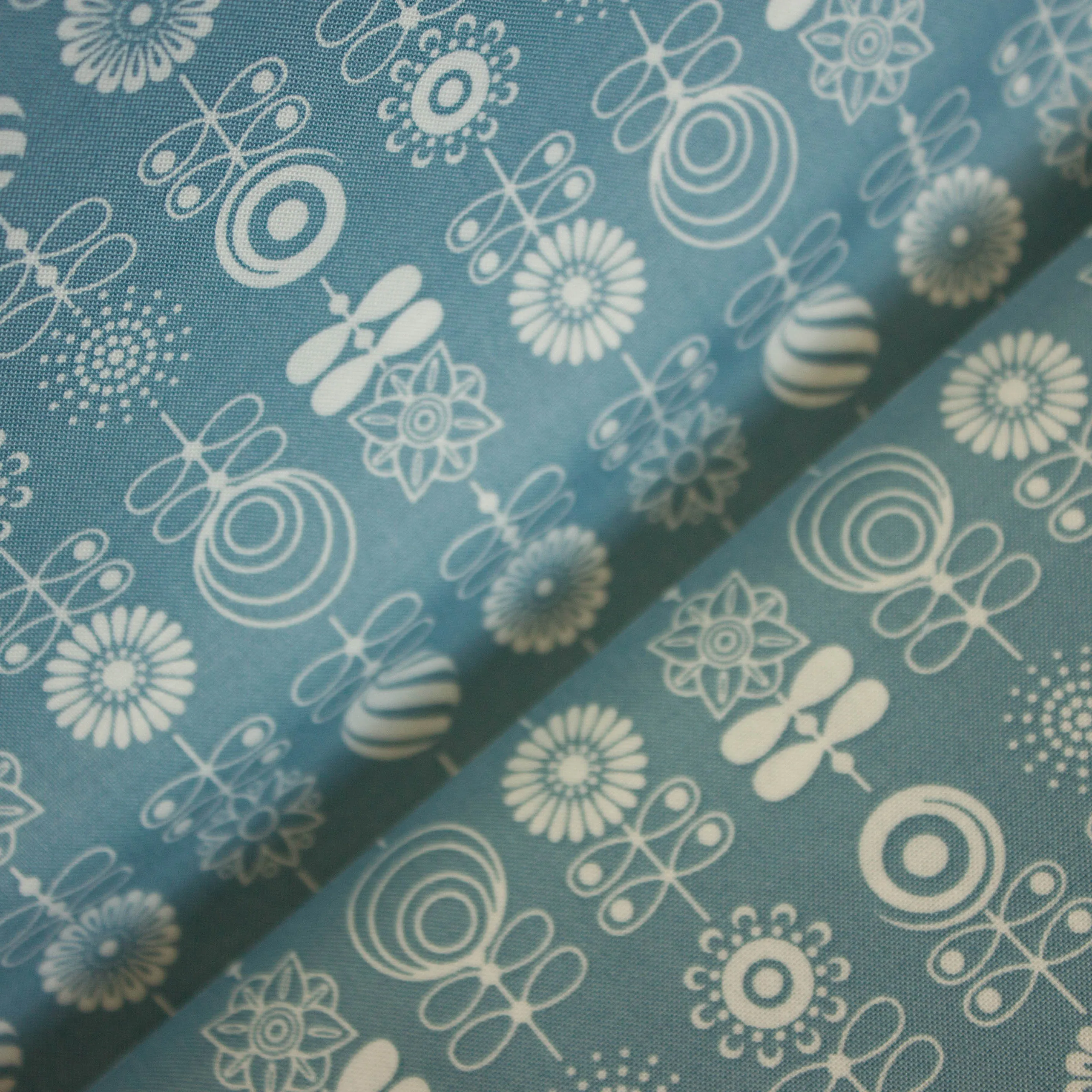 Katoen blauw met witte abstracte bloemen